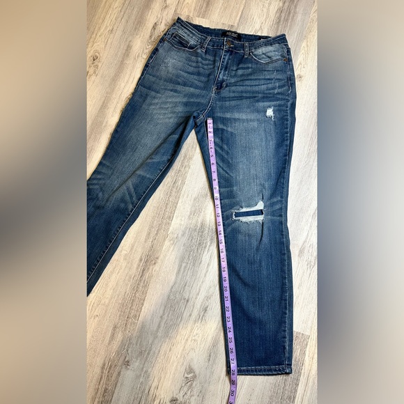 💝Judy Blue Distressed Patch Boyfriend Fit Jean size 11/30 - Picture 8 of 13